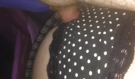 Amateur mit rosa Haaren deutschsprachige pornofilme masturbiert und saugt dann Schwanz