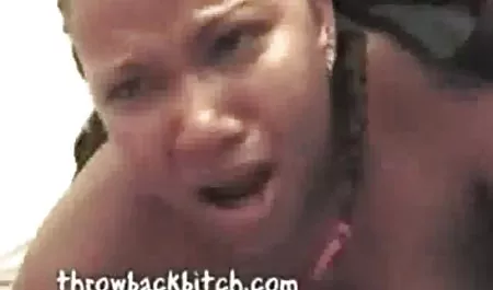 Schönes heißes Küken deutsche gratis sex filme saugt Schwanz