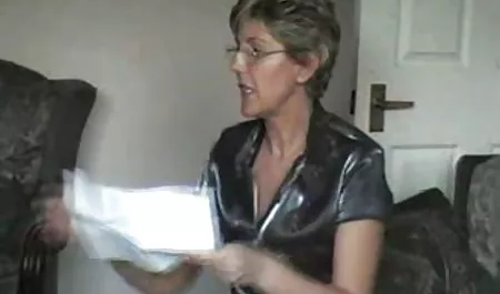 Schöne Teenie Ann schlug kostenlose deutschsprachige pornos hängende alte Bolzen