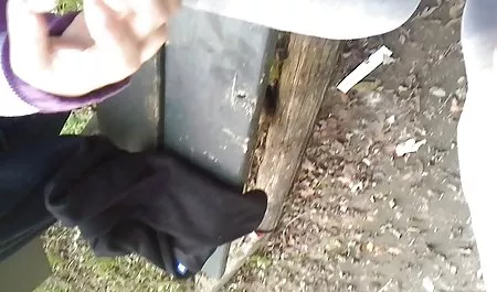 Vollbusige lesbische Gärtnerin kostenlose hausfrauensexfilme isst Papas kleines Mädchen im Freien -