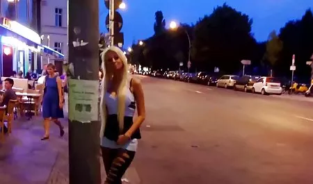 Die maskierte Frau bekommt ein deutschsprachiger pornofilm großes Gesicht