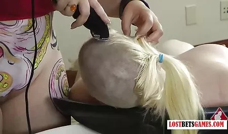 Vollbusige deutsche sexfilme gratis anschauen tätowierte Milf, bis ein Junge von nebenan einen Schwanz knabbert