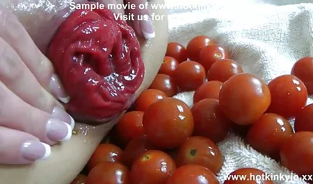 Seite einer Hündin, die deutsche hausfrauen pornofilme vorgibt, eine Puppe zu sein, während ein Hengst ein Mädchen fickt