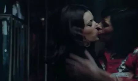 Nachdem sie den Sessel gemacht hat, stützt sich Kennedy auf einen klassische deutsche pornofilme großen Schwanzfinger in ihrem Arsch